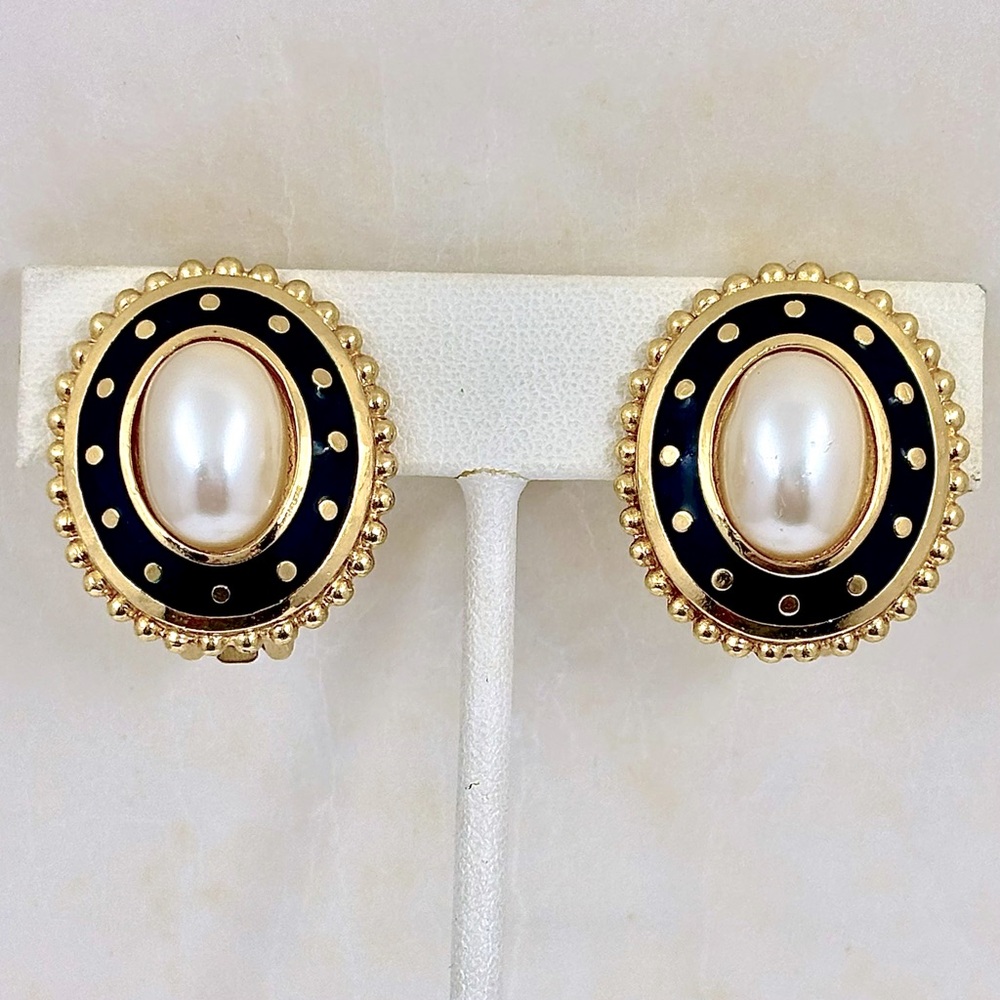 BURBERRY Vintage Oval Pearl Clip Earrings